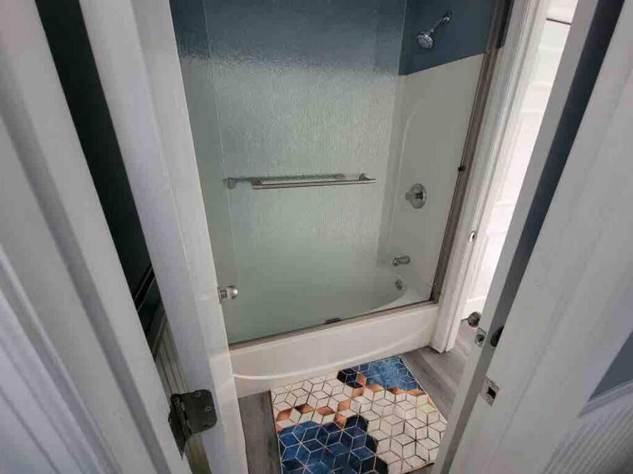 2022 Renovated 2-Bdrm Cozy, Lovely Condo W/Parking! هيلتون رئيس جزيرة المظهر الخارجي الصورة