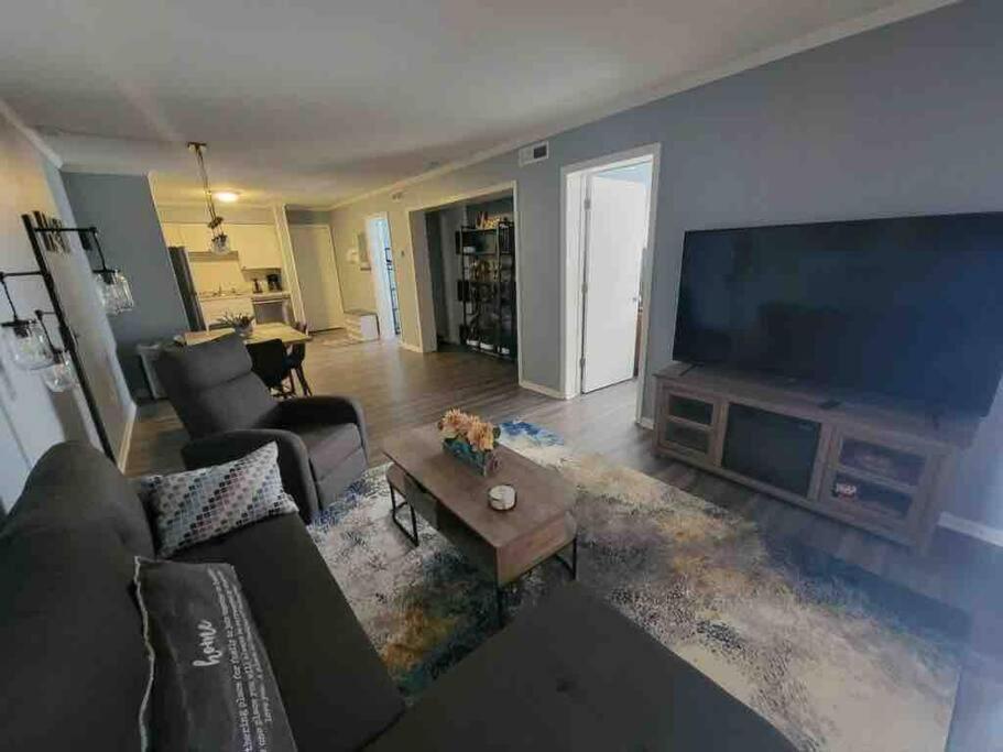 2022 Renovated 2-Bdrm Cozy, Lovely Condo W/Parking! هيلتون رئيس جزيرة المظهر الخارجي الصورة